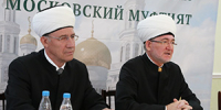 Муфтий Шейх Равиль Гайнутдин поздравляет своего соратника, председателя Совета старейшин ДУМ РФ Дамира Гизатуллина - Совет муфтиев России
