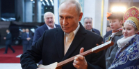 Путин сыграл на национальном киргизском инструменте - M24.Ru