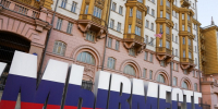 Флаг на здании посольства США в Москве. - ИА Общественная служба новостей