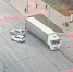 Сотрудник ГАИ предотвратил ДТП, запрыгнув в грузовик на ходу в Москве - M24.Ru