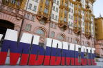 Флаг на здании посольства США в Москве.