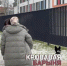 Мать убитого четвероклассника расплакалась перед входом в школу в Одинцове - Вечерняя Москва