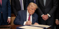 Трамп подписал законопроект об оборонном бюджете США - M24.Ru