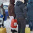 В Новгородской области жителям, оставшимся без света, раздают топливо - Вечерняя Москва