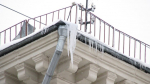Эксперт по ЖКХ Бондарь: водители могут получить компенсацию за падение льда на машину