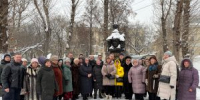 Жители района Замоскворечье возложили цветы к мемориалу. Фото: официальная страница управы района Замоскворечье в социальных сетях - Район Замоскворечье