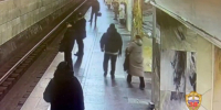 Полицейские задержали мужчину, напавшего на пассажирку в метро Москвы - M24.Ru