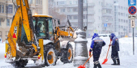 Городские службы Москвы продолжают ликвидировать последствия снегопада - M24.Ru