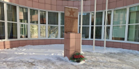 Ученики школы №1500 почтили память защитников Отечества в патронатной акции. Фото: официальная страница школы №1500 в социальных сетях - Красносельский район