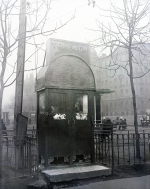 Телефонная будка на одной из московских улиц. Автор – неизвестен. Москва. 1930-е гг. Главархив Москвы