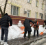 Сотрудники управы Ломоносовского района убрали снег во дворах - Ломоносовский район
