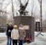 20.02.2026 в районе Орехово-Борисово Северное по адресу: Шипиловский проезд, д. 47 у памятника девушкам-зенитчицам состоялась мемориально-патронатная акция. - Район Орехово-Борисово Северное