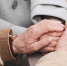 В США 92-летний мужчина и 82-летняя женщина обвенчались в доме престарелых - M24.Ru