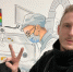 Художник Алексей Бевзенко на фоне своих работ на площадке особой экономической зоны - Вечерняя Москва