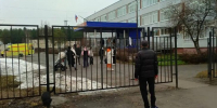 Подросток нанес ножевые ранения учителю у входа в школу в пермской Добрянке - M24.Ru