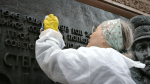 Ко Дню памяти и скорби волонтеры Мосгорнаследия привели в порядок мемориальные доски Героев Великой Отечественной войны