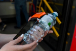 С заботой о пассажирах: Аэроэкспресс бесплатно раздает воду в экспресс-автобусах в жару