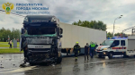 Грузовик столкнулся с рейсовым автобусом на северо-востоке Москвы