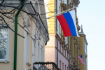Флаг на здании посольства США в Москве