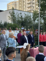 Первый звонок — это всегда особенный момент, наполненный волнением и предвкушением чего-то важного. В школах нашего района было по-особенному шумно и радостно!