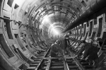 Строительство Фрунзенского радиуса Московского метрополитена имени В.И. Ленина; путейцы производят рихтовку рельсов перед бетонированием пути. Фото Э. Евзерихина. 23 августа 1958 года. Главархив Москвы