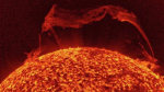 Выброс протуберанца размером около 500 тыс км произошел на Солнце